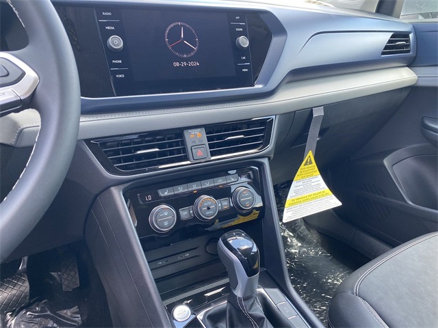 2024 Volkswagen Taos SE Image 14 of 24