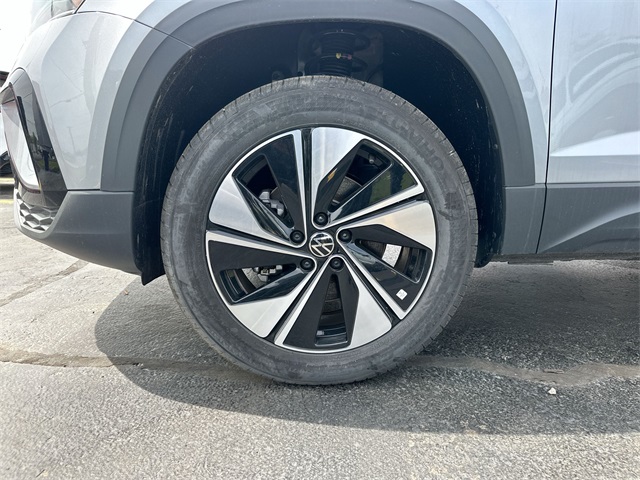 Vehicle image 33 of 47