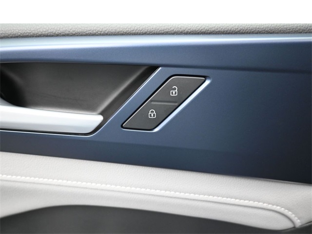 Vehicle image 27 of 36