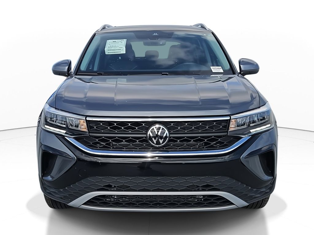 2024 Volkswagen Taos SE Image 2 of 41