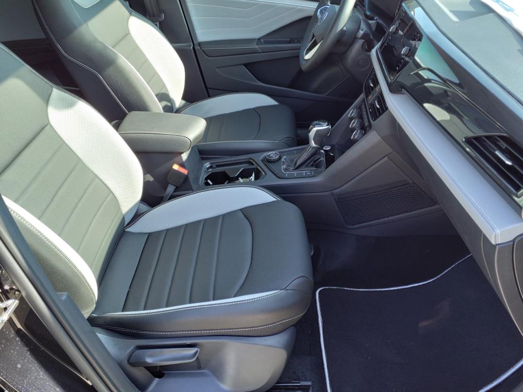 Vehicle image 10 of 21
