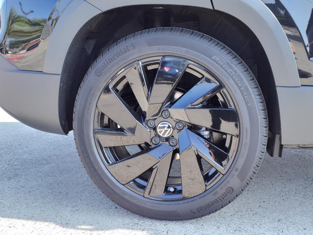 Vehicle image 8 of 21