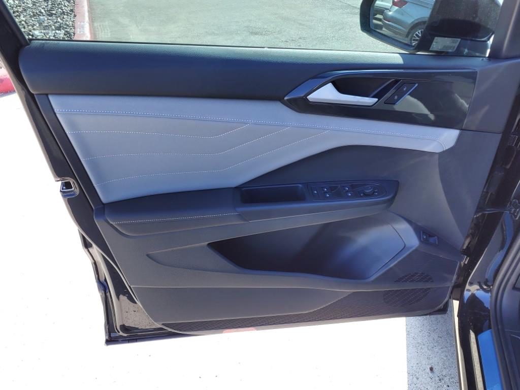 Vehicle image 16 of 21