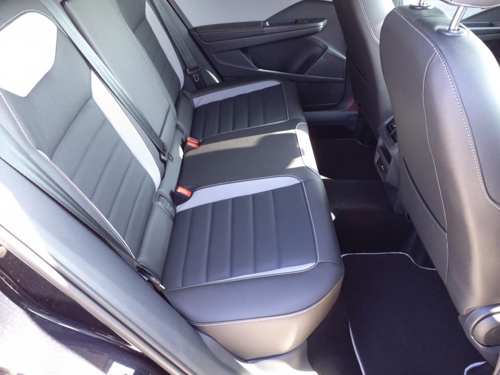 Vehicle image 11 of 21