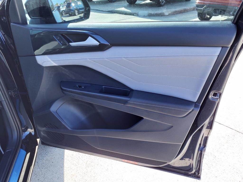 Vehicle image 9 of 21