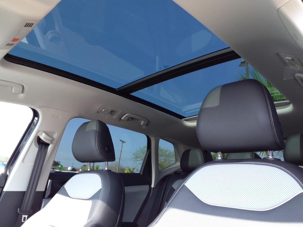 Vehicle image 17 of 21
