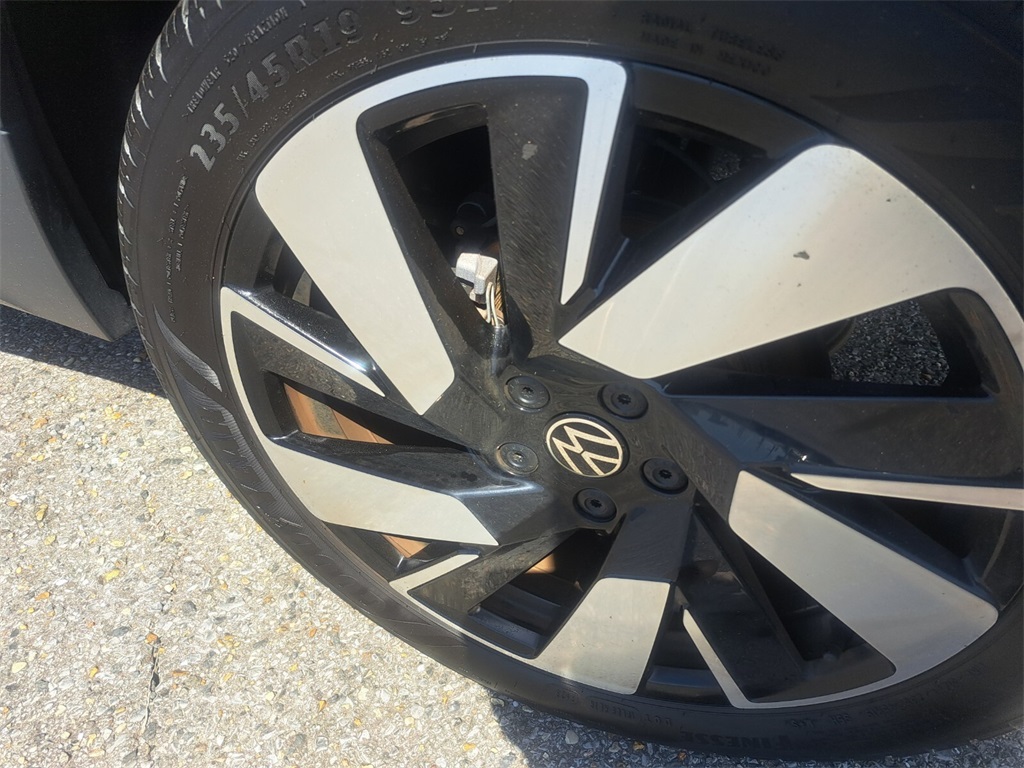 Vehicle image 28 of 30