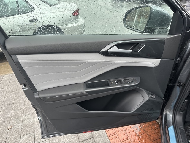Vehicle image 10 of 33
