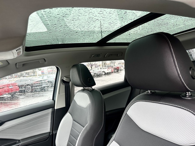 Vehicle image 15 of 33
