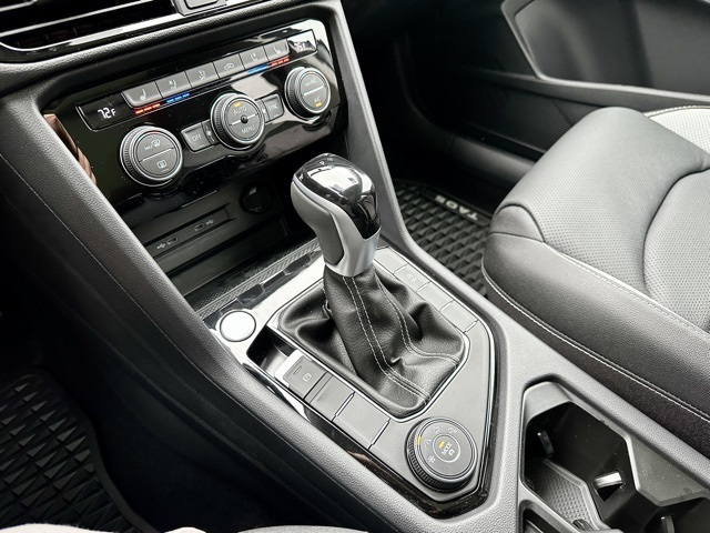Vehicle image 27 of 33
