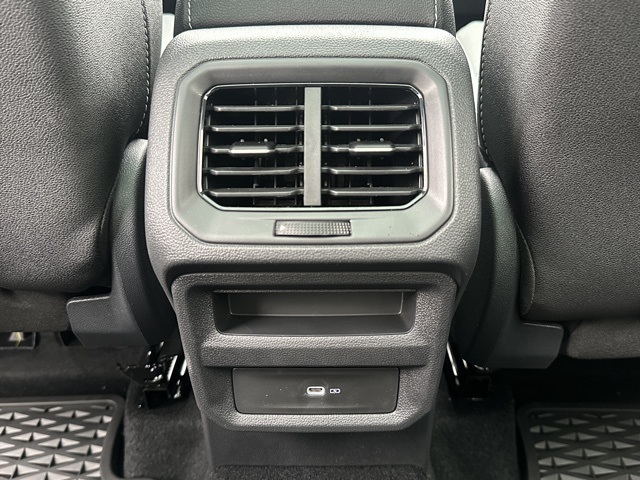 Vehicle image 19 of 33