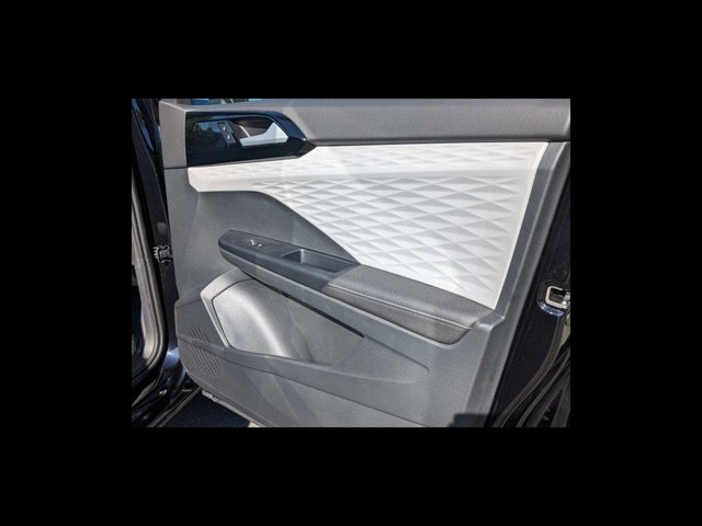 Vehicle image 21 of 23