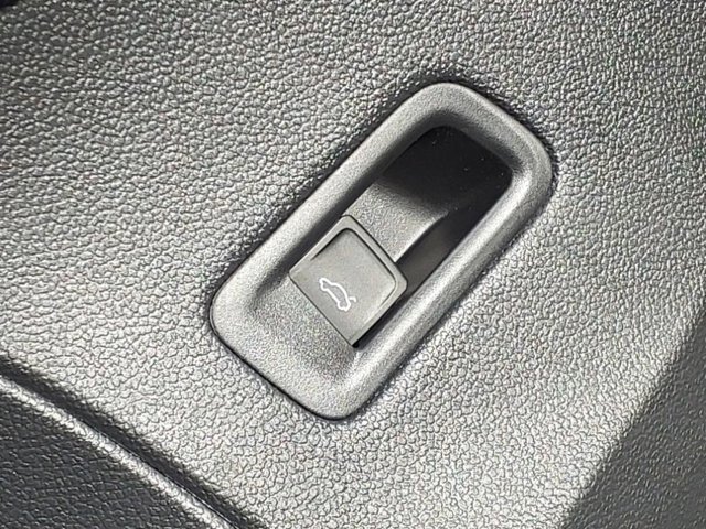 Vehicle image 13 of 31