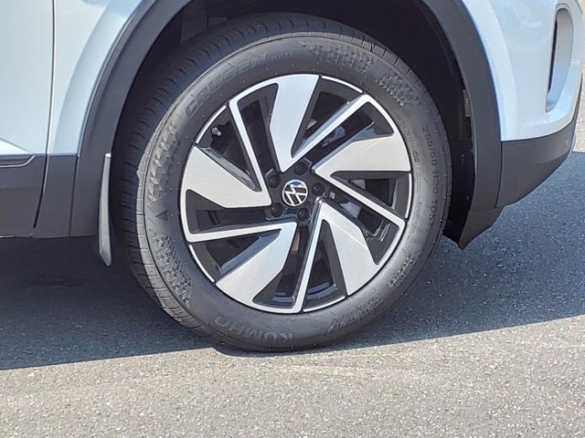 Vehicle image 24 of 31