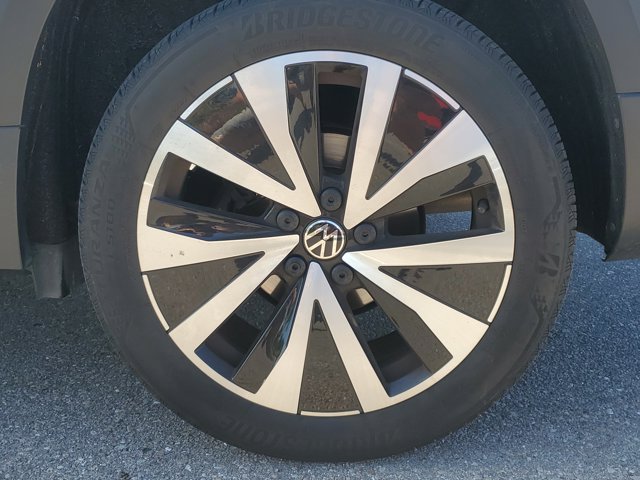 Vehicle image 11 of 32