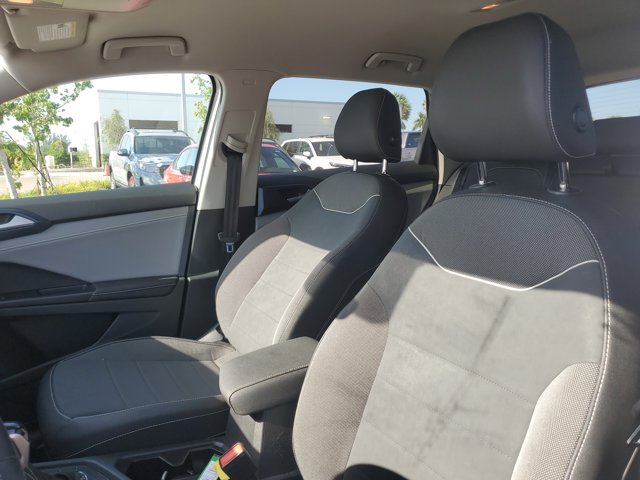 Vehicle image 23 of 32