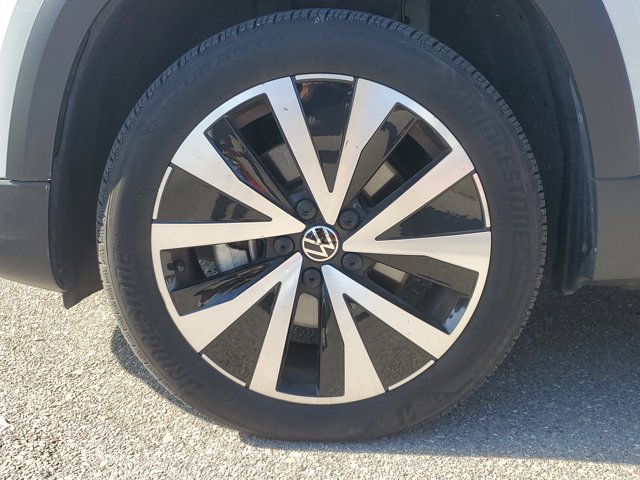 Vehicle image 10 of 32