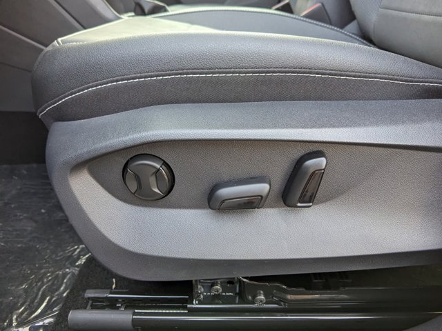 Vehicle image 16 of 26