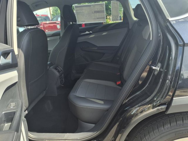 Vehicle image 21 of 25