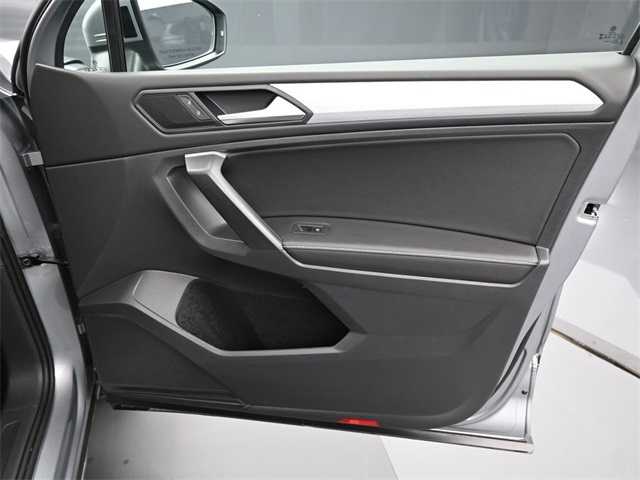 Vehicle image 31 of 33