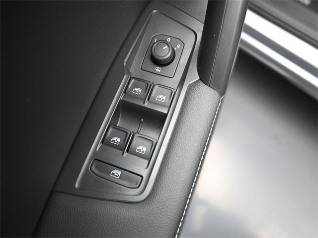 Vehicle image 11 of 33