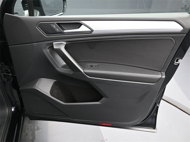 Vehicle image 31 of 33