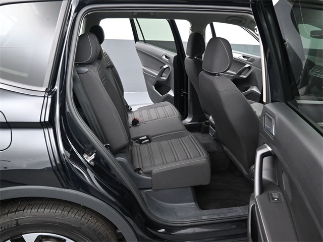 Vehicle image 28 of 33