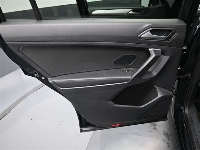 Vehicle image 25 of 33