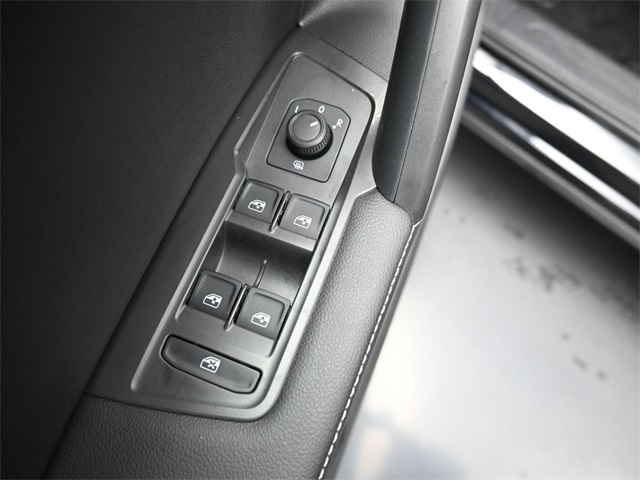 Vehicle image 11 of 33