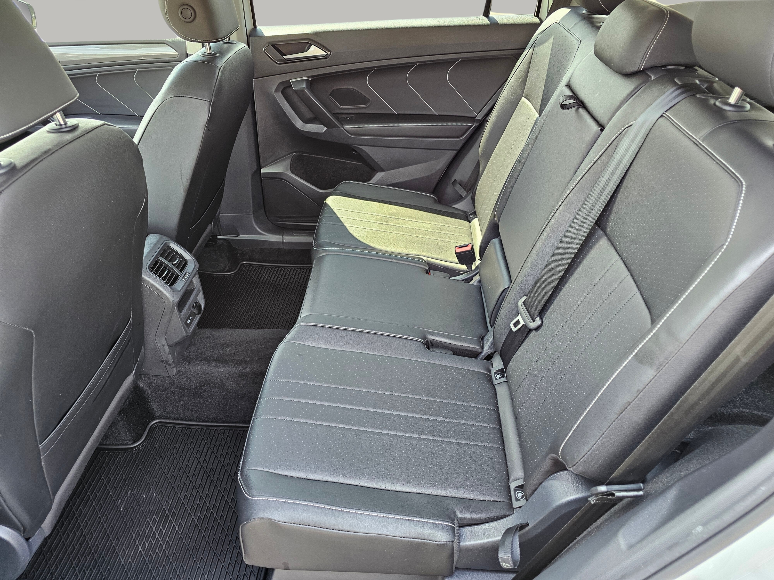 2024 Volkswagen Tiguan SE Image 12 of 30