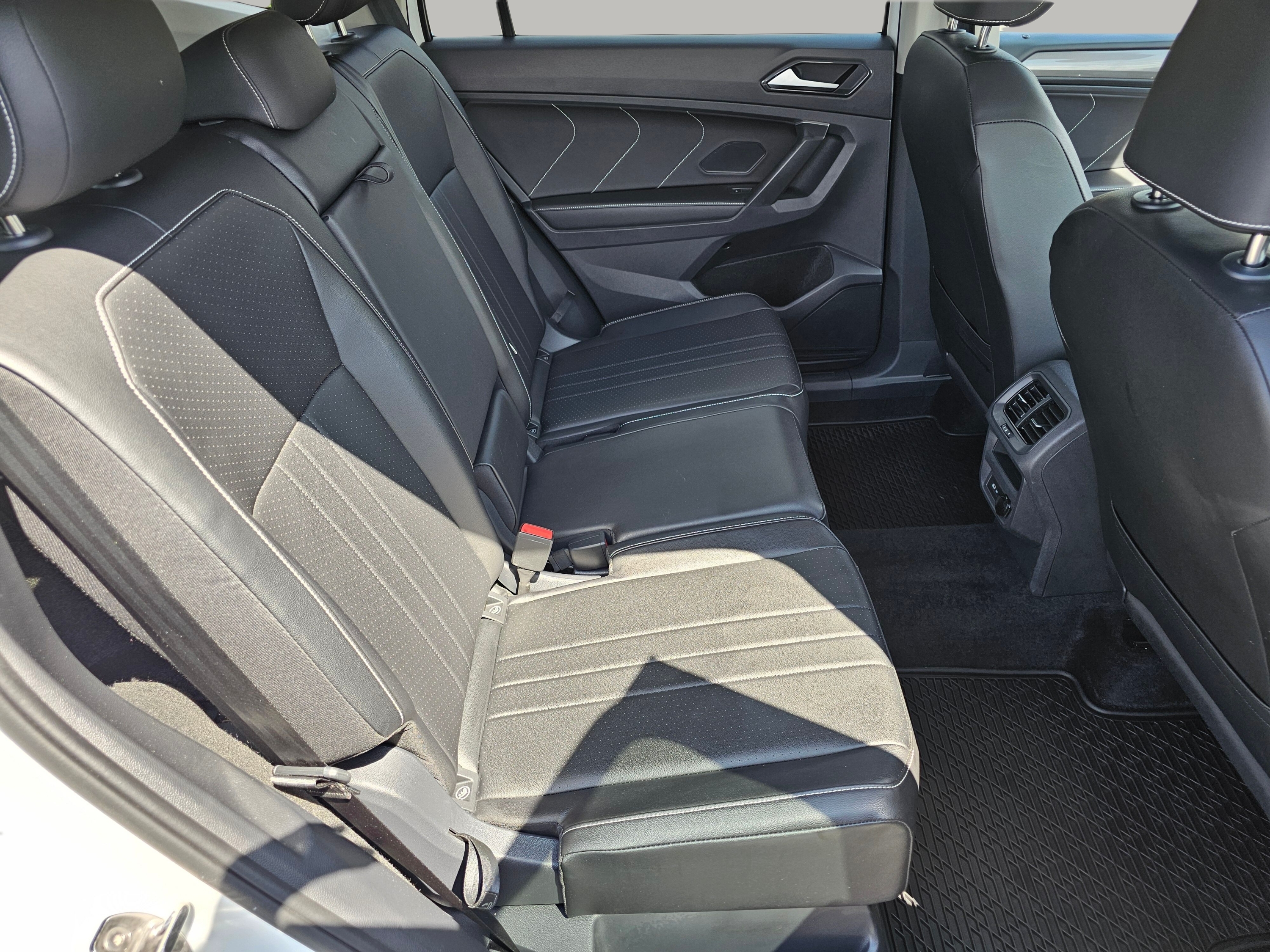 2024 Volkswagen Tiguan SE Image 10 of 30