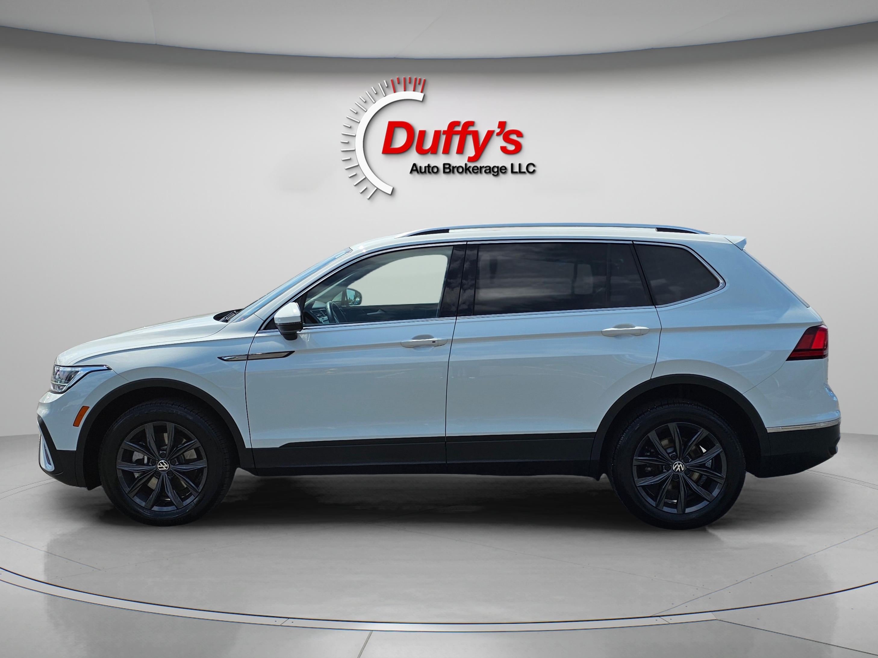 2024 Volkswagen Tiguan SE Image 6 of 30