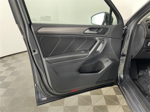Vehicle image 21 of 25