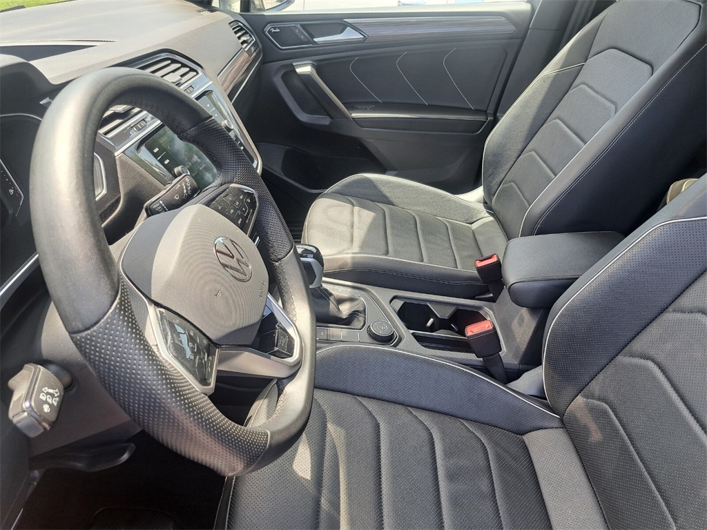 Vehicle image 17 of 28