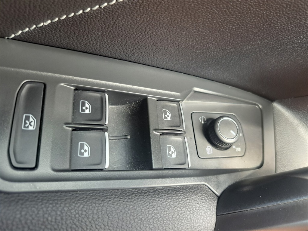 Vehicle image 15 of 28