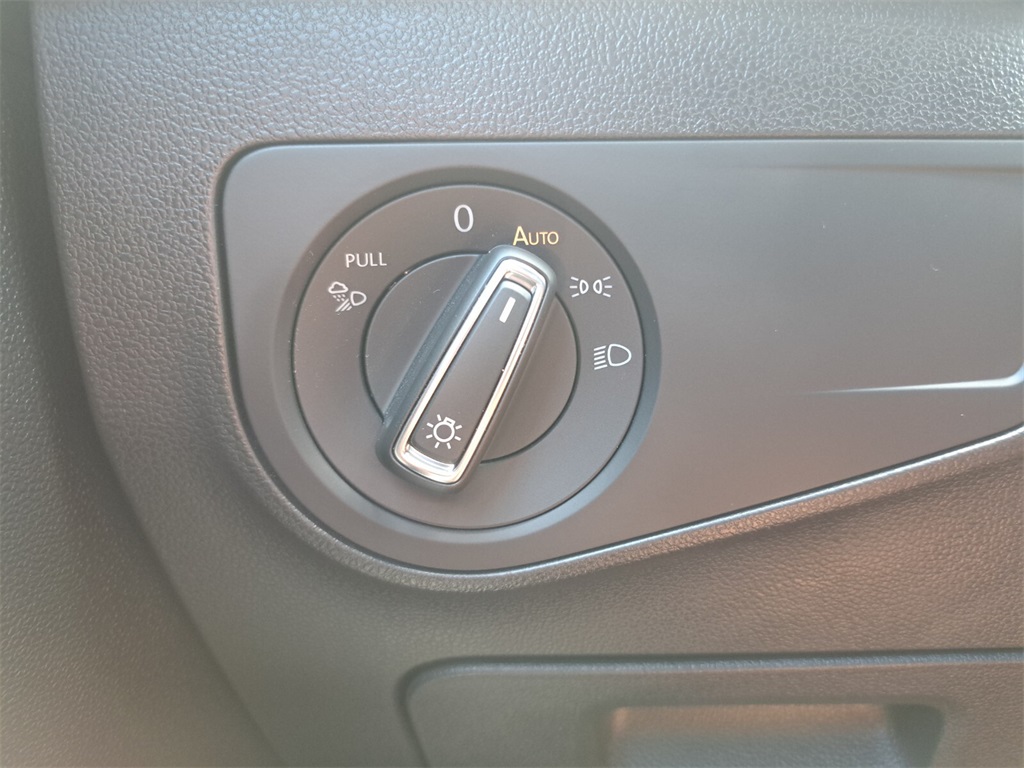 Vehicle image 14 of 28