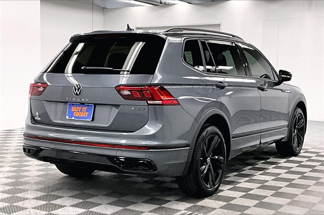 Vehicle image 4 of 44