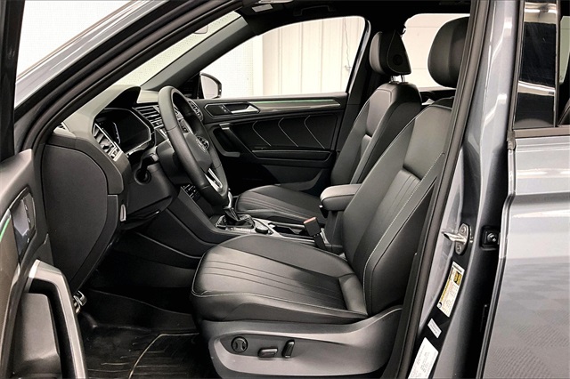 Vehicle image 21 of 44