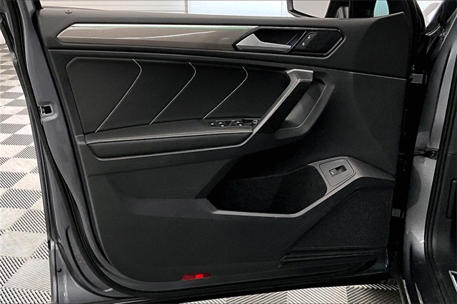Vehicle image 18 of 44