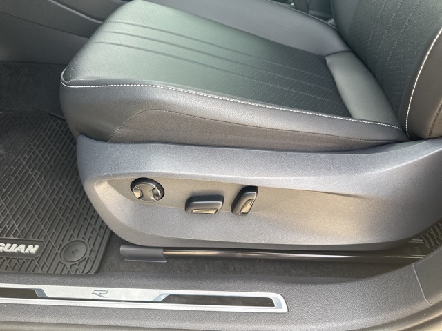 Vehicle image 10 of 32