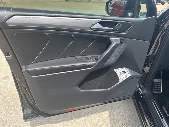 Vehicle image 8 of 32