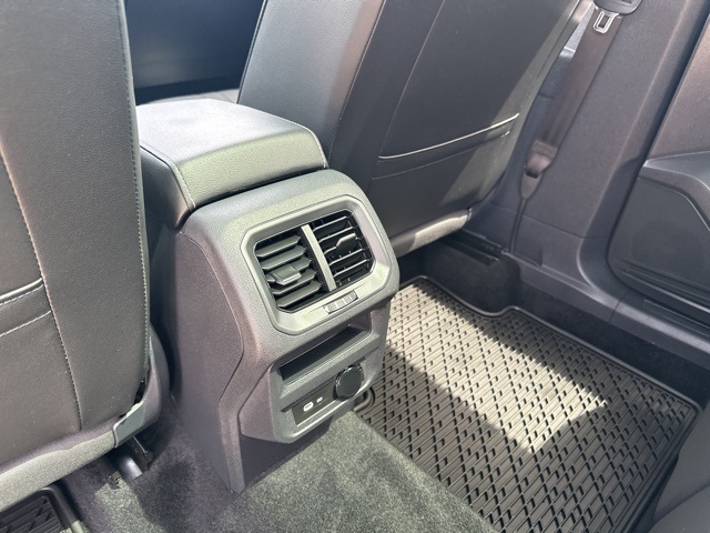 Vehicle image 20 of 32