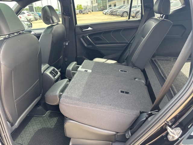 Vehicle image 22 of 32