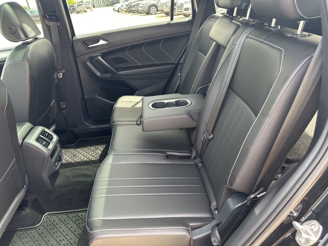 Vehicle image 21 of 32