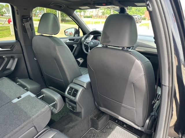 Vehicle image 25 of 32