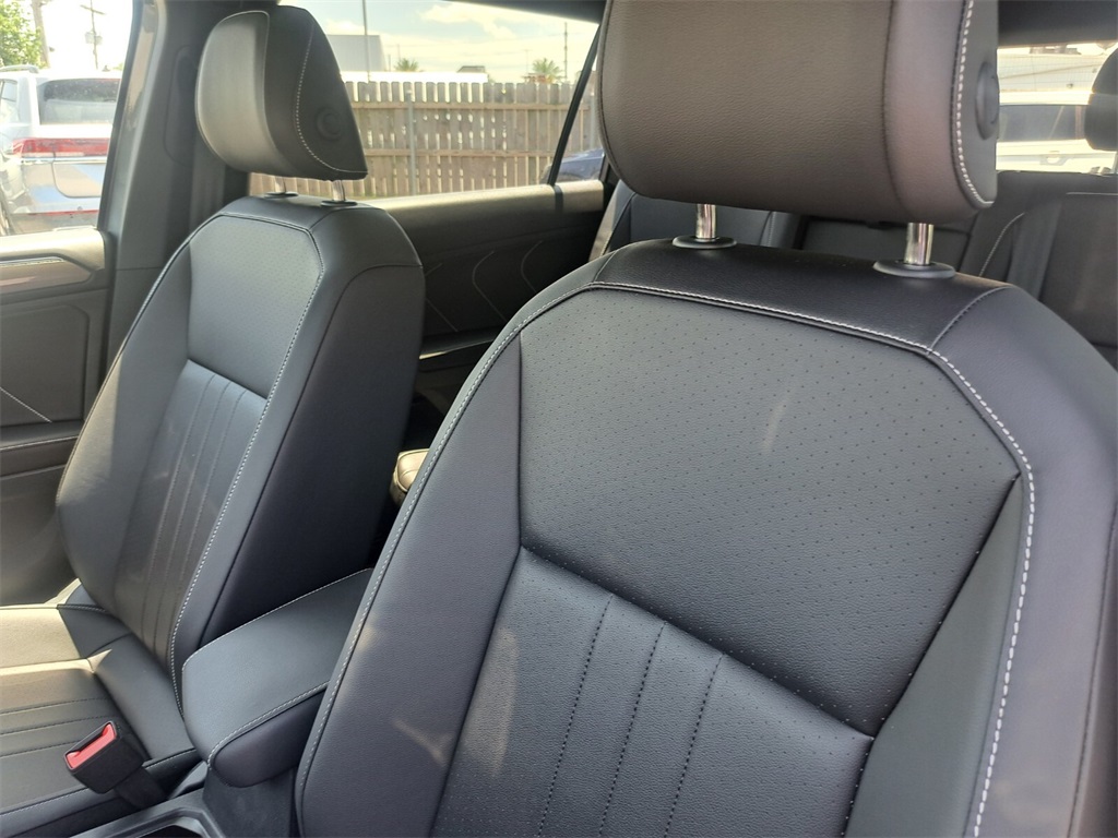 Vehicle image 19 of 29