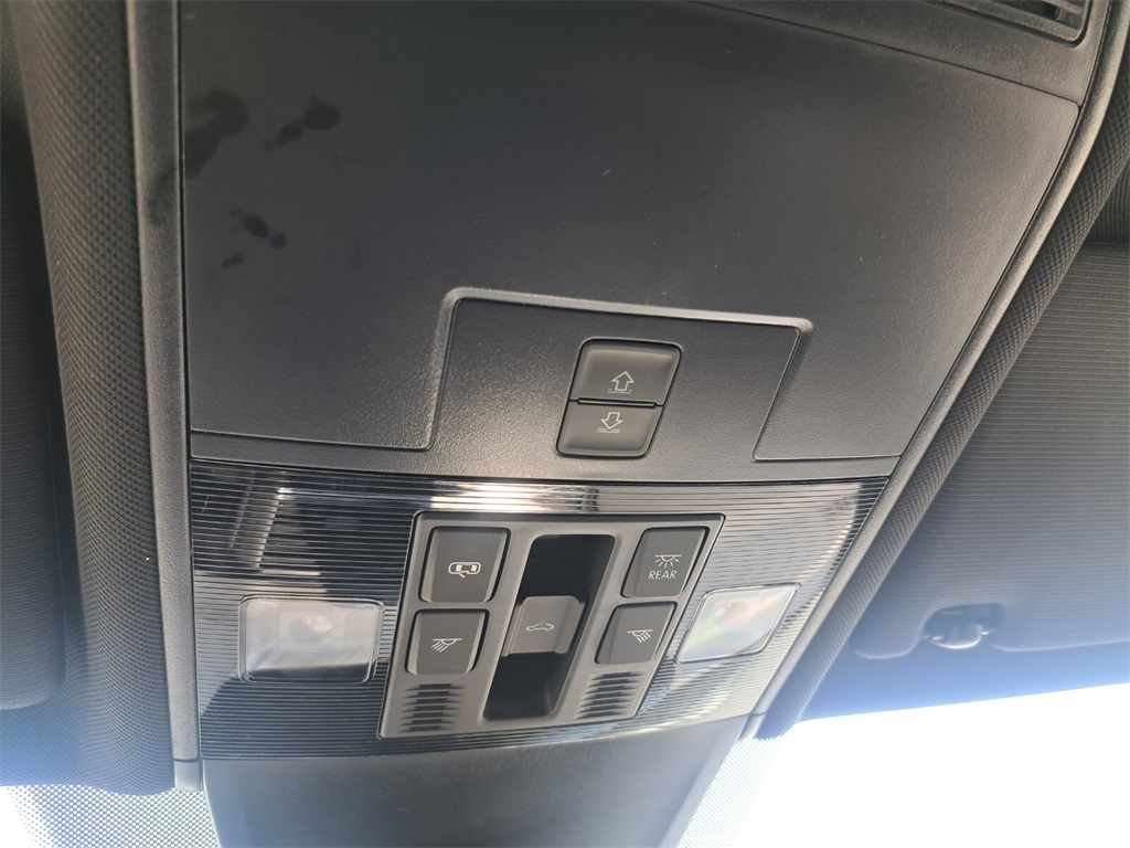 Vehicle image 17 of 29
