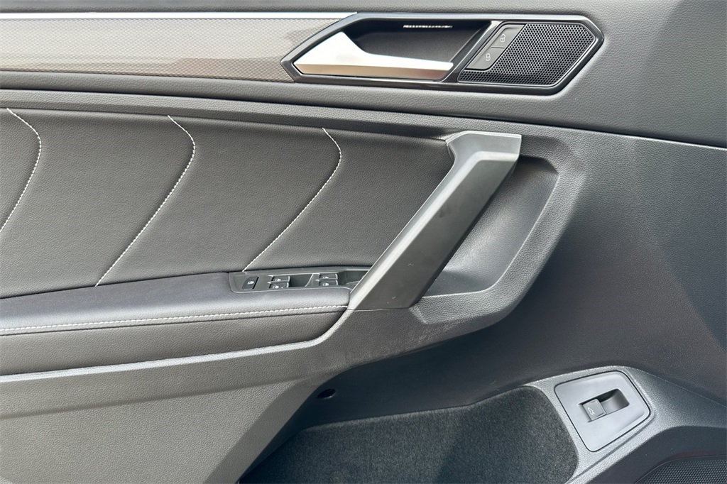 Vehicle image 17 of 24