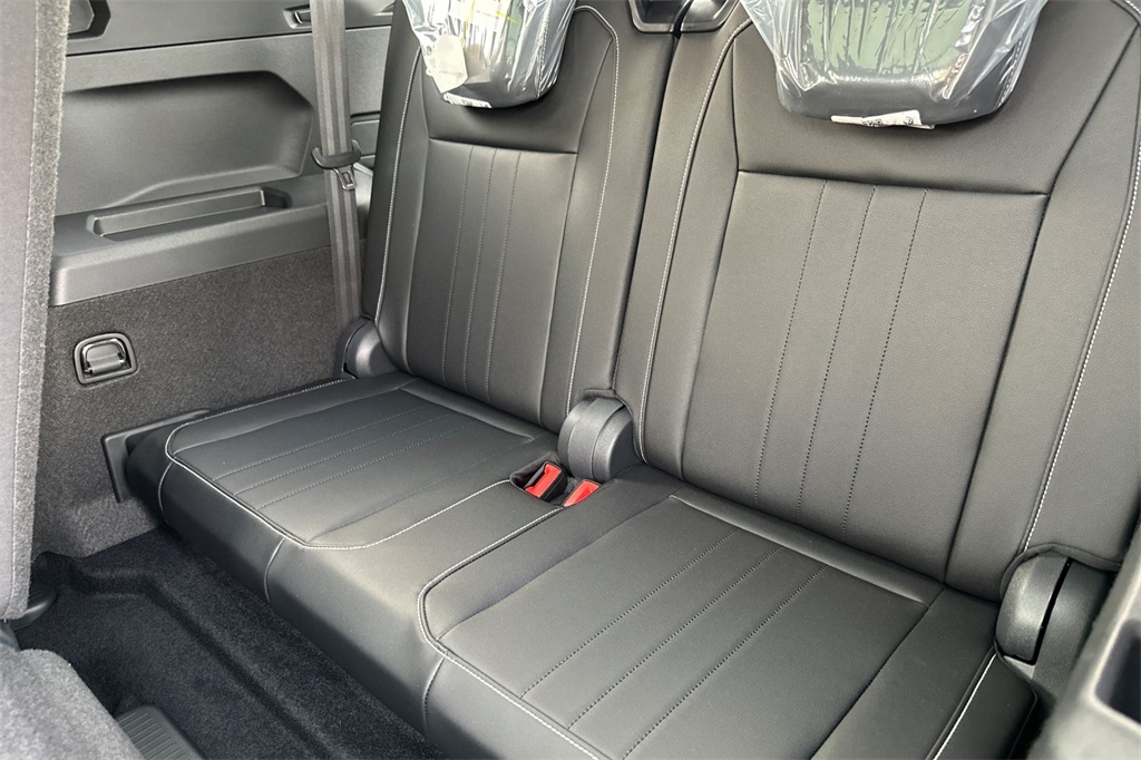 Vehicle image 8 of 24