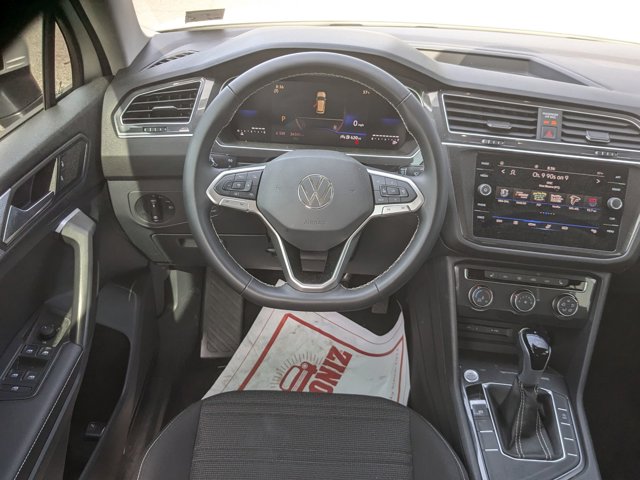 Vehicle image 32 of 40